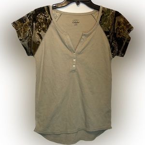 🎉 3for 30🎉Cabela’s V Neck 3 button down shirt